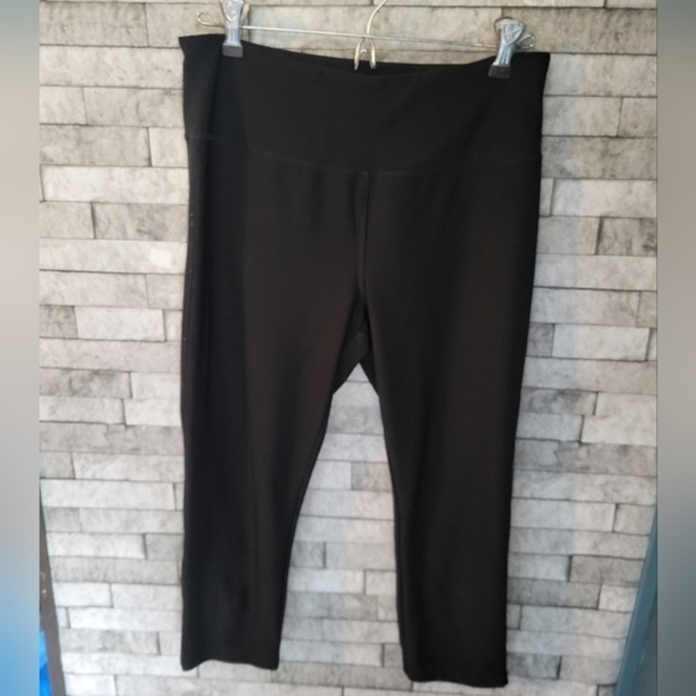 VOGO Athletica Size Medium crop Leggings with cutout‎